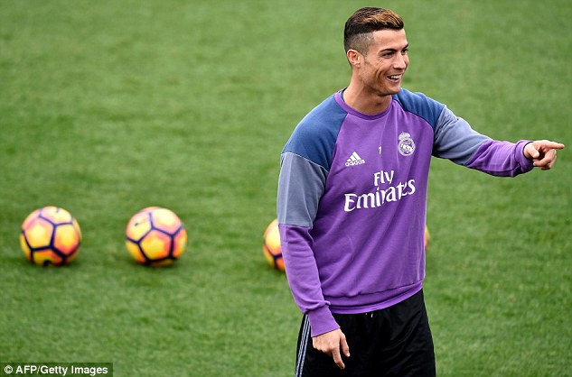 Từ đầu đến chân Ronaldo chỗ nào cũng thấy tiền - Ảnh 2.