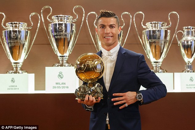 Ronaldo chính thức vượt Messi, giành Quả bóng vàng thứ 4 trong sự nghiệp - Ảnh 2.