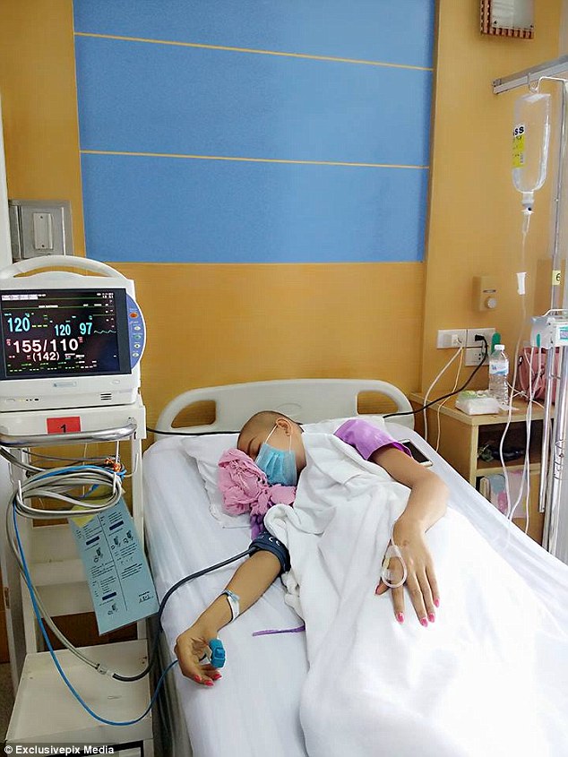 Cô gái Thái từng rất xinh đẹp đau đớn vì gương mặt bỗng biến dạng khó hiểu - Ảnh 4. Cô gái Thái từng rất xinh đẹp đau đớn vì gương mặt bỗng biến dạng khó hiểu - Ảnh 4.