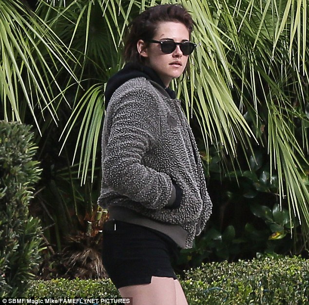 Kristen Stewart lộ mặt và đầu gối bầm dập khi xuất hiện bên bạn gái tin đồn mới - Ảnh 4.