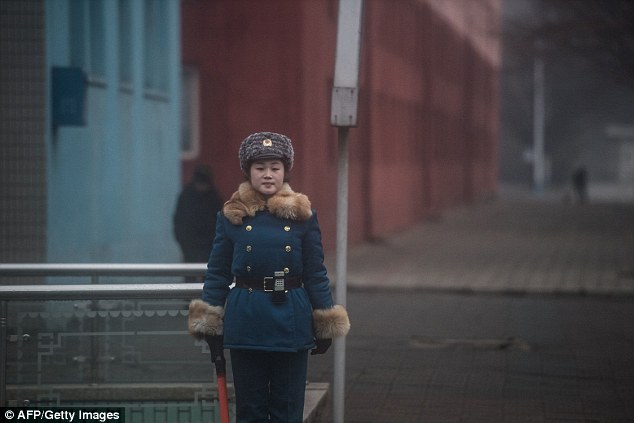 Tiêu chuẩn cao ngất để có thể trở thành nữ cảnh sát giao thông tại Triều Tiên - Ảnh 3.