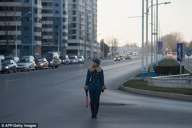 Tiêu chuẩn cao ngất để có thể trở thành nữ cảnh sát giao thông tại Triều Tiên - Ảnh 4.