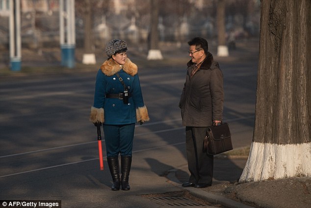 Tiêu chuẩn cao ngất để có thể trở thành nữ cảnh sát giao thông tại Triều Tiên - Ảnh 5.