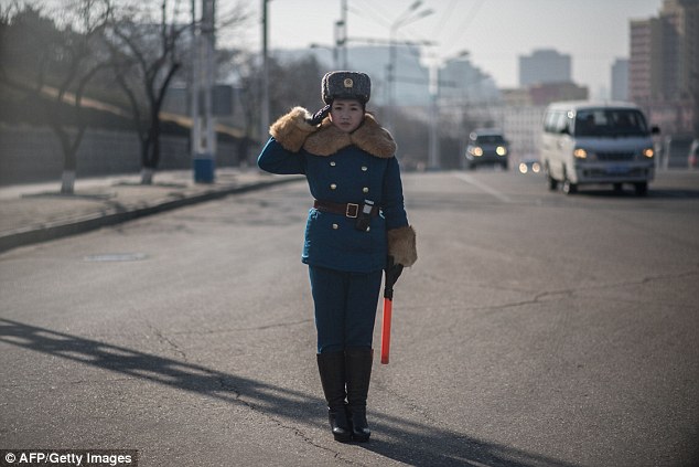 Tiêu chuẩn cao ngất để có thể trở thành nữ cảnh sát giao thông tại Triều Tiên - Ảnh 6.