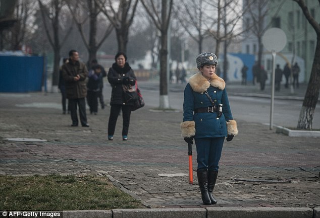 Tiêu chuẩn cao ngất để có thể trở thành nữ cảnh sát giao thông tại Triều Tiên - Ảnh 1.