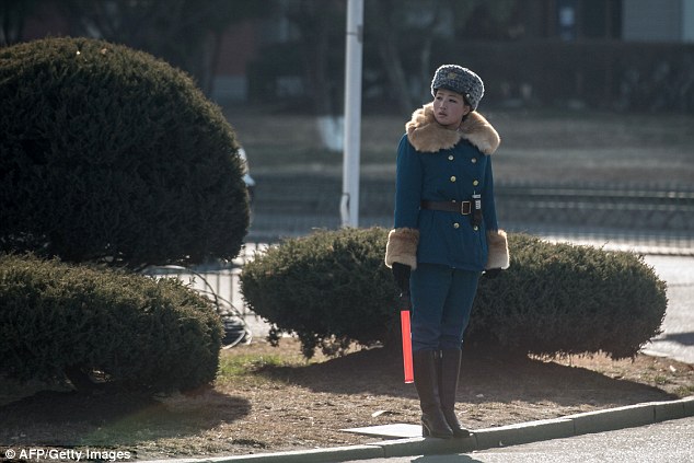 Tiêu chuẩn cao ngất để có thể trở thành nữ cảnh sát giao thông tại Triều Tiên - Ảnh 9.