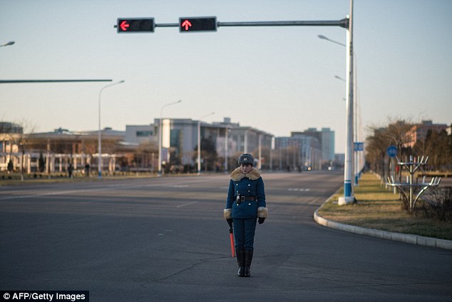 Tiêu chuẩn cao ngất để có thể trở thành nữ cảnh sát giao thông tại Triều Tiên - Ảnh 10.