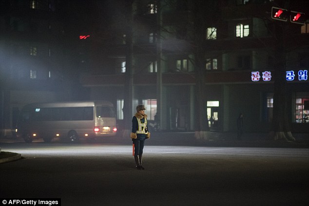 Tiêu chuẩn cao ngất để có thể trở thành nữ cảnh sát giao thông tại Triều Tiên - Ảnh 11.