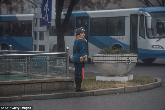 Tiêu chuẩn cao ngất để có thể trở thành nữ cảnh sát giao thông tại Triều Tiên - Ảnh 12.