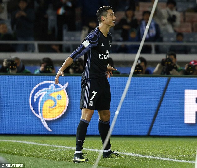 Bạn gái mới khoe đôi chân thon dài khi đi ăn tối cùng Ronaldo - Ảnh 9.