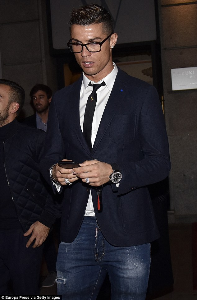Bạn gái mới khoe đôi chân thon dài khi đi ăn tối cùng Ronaldo - Ảnh 1.