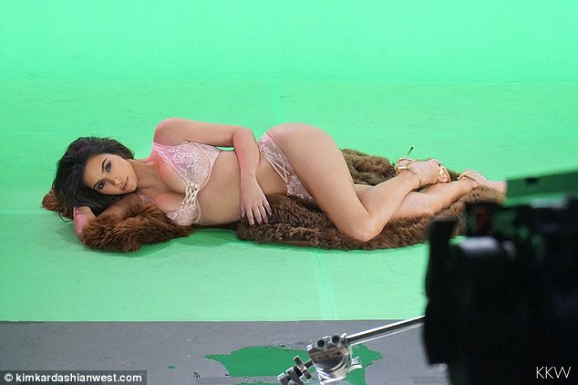 Kim Kardashian đưa con gái đến xem mình chụp ảnh nội y nóng bỏng - Ảnh 2.