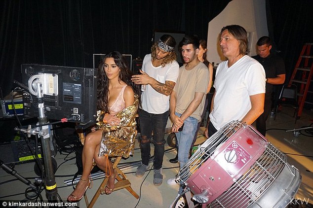 Kim Kardashian đưa con gái đến xem mình chụp ảnh nội y nóng bỏng - Ảnh 3.