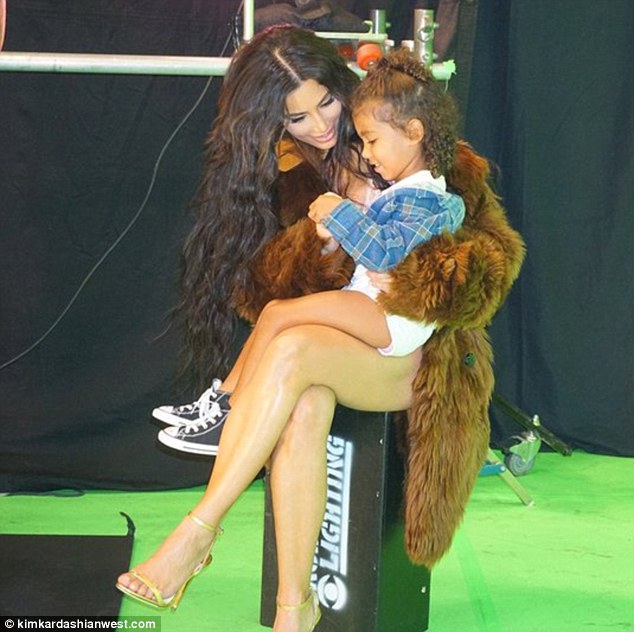 Kim Kardashian đưa con gái đến xem mình chụp ảnh nội y nóng bỏng - Ảnh 1.