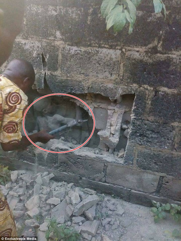 Cậu bé Nigeria được giải cứu sau 3 ngày bị mắc kẹt khó tin trong khe tường rộng 30cm - Ảnh 1.