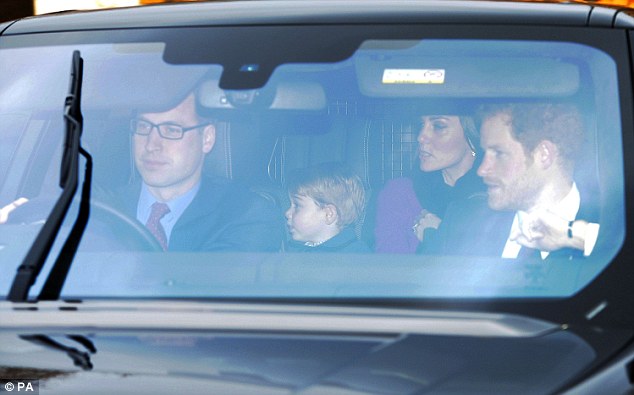 Hoàng tử bé đáng yêu cùng cha mẹ tới Cung điện Buckingham để ăn tối Giáng sinh với Nữ hoàng - Ảnh 1.