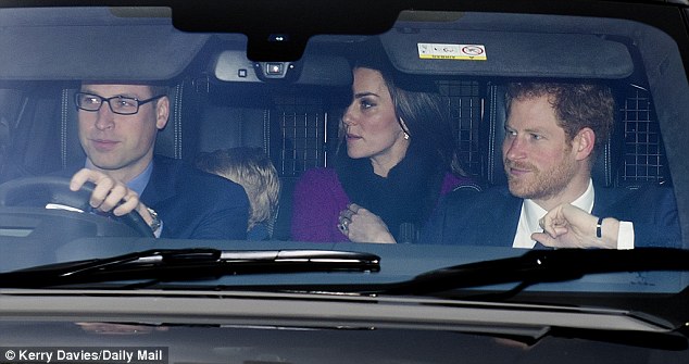 Ho&agrave;ng tử b&eacute; đ&aacute;ng y&ecirc;u c&ugrave;ng cha mẹ tới Cung điện Buckingham để ăn tối Gi&aacute;ng sinh với Nữ ho&agrave;ng - Ảnh 3.