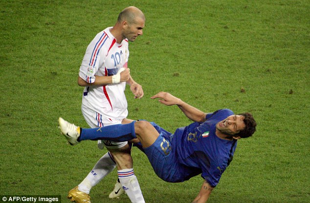 Materazzi lại bất ngờ chọc ngoáy Zidane về màn thiết đầu công - Ảnh 2.