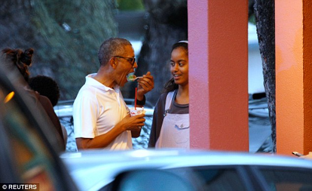 Tổng thống Obama giản dị, xúc đá bào cho con gái lớn tại Hawaii - Ảnh 3.