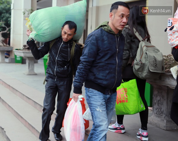 Người Hà Nội - Sài Gòn hối hả về quê nghỉ Tết sau buổi làm việc cuối cùng của năm - Ảnh 4.