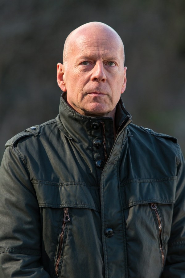 &ldquo;Ma c&agrave; rồng&rdquo; Kellan Lutz giải cứu Bruce Willis trong &ldquo;Extraction&rdquo; - Ảnh 3.