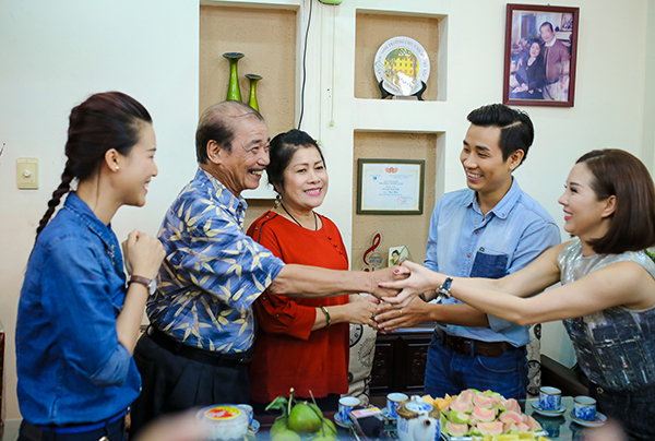 Nguyên Khang, Lan Khuê, Hoàng Oanh giản dị chúc thọ NSND Trần Hiếu - Ảnh 2.