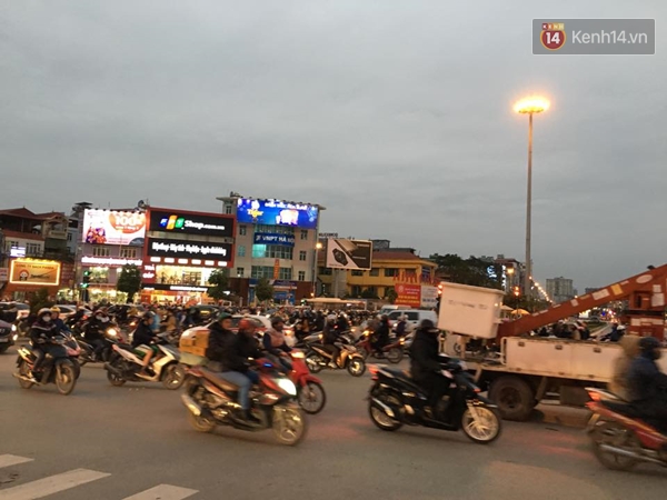 Đường phố Hà Nội lại tắc nghẽn nghiêm trọng vào giờ tan tầm - Ảnh 4.