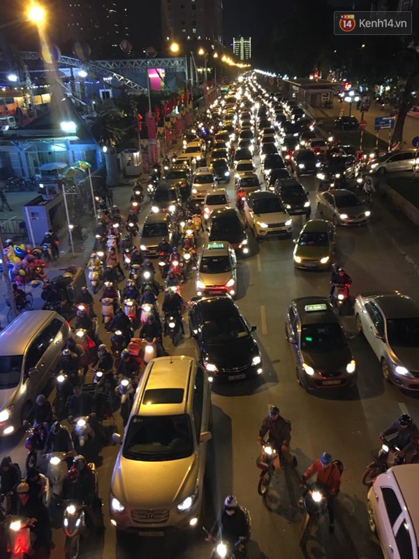 Đường phố Hà Nội lại tắc nghẽn nghiêm trọng vào giờ tan tầm - Ảnh 10.