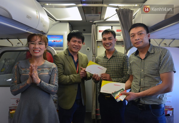 Hành khách trên chuyến bay quốc tế bất ngờ được tặng quà dịp đầu xuân - Ảnh 4.