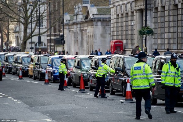 Anh: Hơn 8.000 tài xế taxi “phong tỏa” trung tâm thủ đô London để biểu tình phản đối Uber - Ảnh 4.