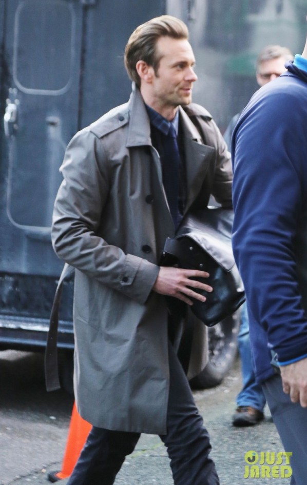 Dakota Johnson lộ diện cùng người tình mới trên phim trường Fifty Shades Darker - Ảnh 4.