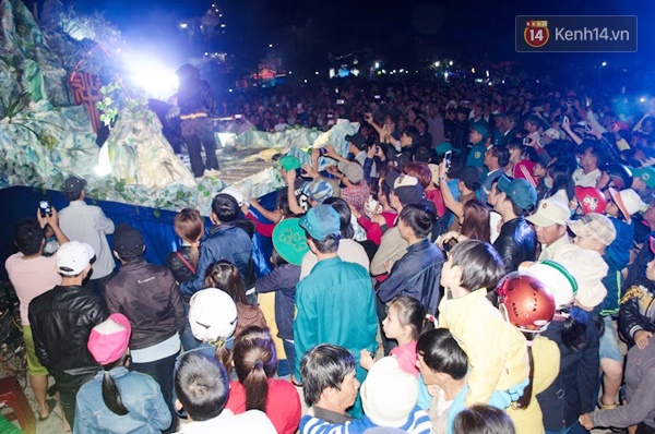 Hàng vạn người dân đổ xô đến xem lễ rước “Cô gái không xương” ở Quảng Nam - Ảnh 4.