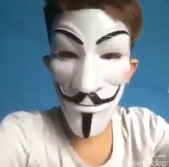 Clip: Thanh ni&ecirc;n dọa đ&aacute;nh sập fanpage hơn 8 triệu like của Sơn T&ugrave;ng M-tp  - Ảnh 2.