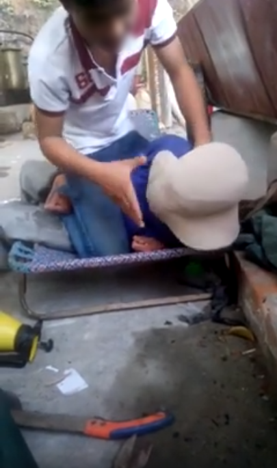 Mới xuất hiện video nam thanh ni&ecirc;n h&agrave;nh hạ mắng chửi người lớn tuổi chỉ v&igrave; 10 ngh&igrave;n đồng - Ảnh 2.
