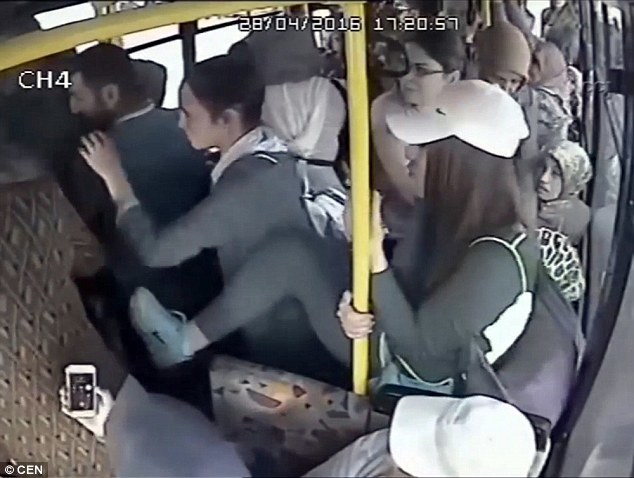 Clip: Gã yêu râu xanh bị chị em phụ nữ đánh hội đồng trên xe buýt - Ảnh 5.