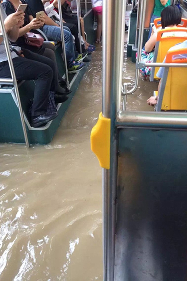 Chùm ảnh: Người dân Quảng Châu dở khóc dở cười trong trận mưa lụt đầu hè - Ảnh 13.