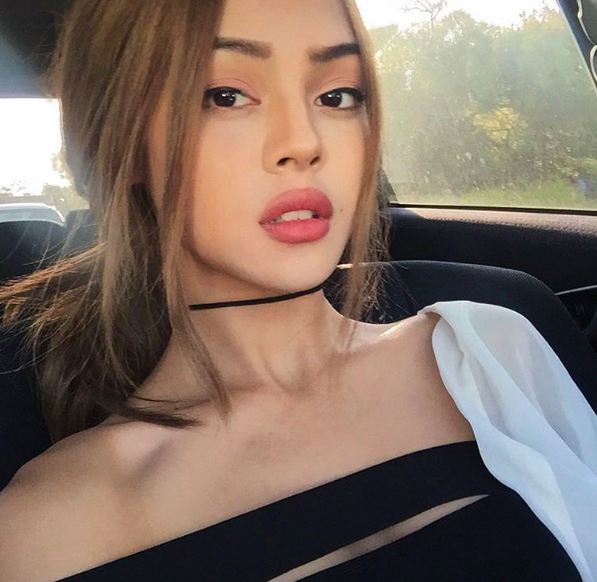 Nhờ 4 kiểu chụp hình này mà Lily Maymac dù bé xíu nhưng nhìn vẫn siêu sexy - Ảnh 11.