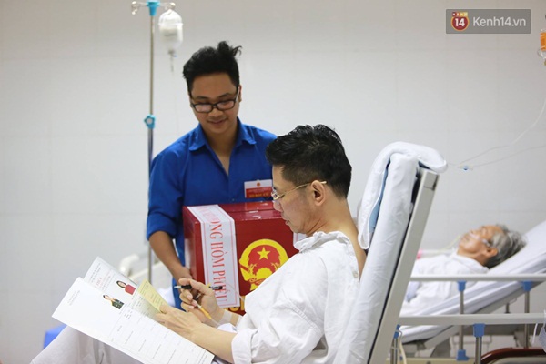 H&ograve;m phiếu di động gi&uacute;p bệnh nh&acirc;n bầu cử ngay tại giường bệnh - Ảnh 16.