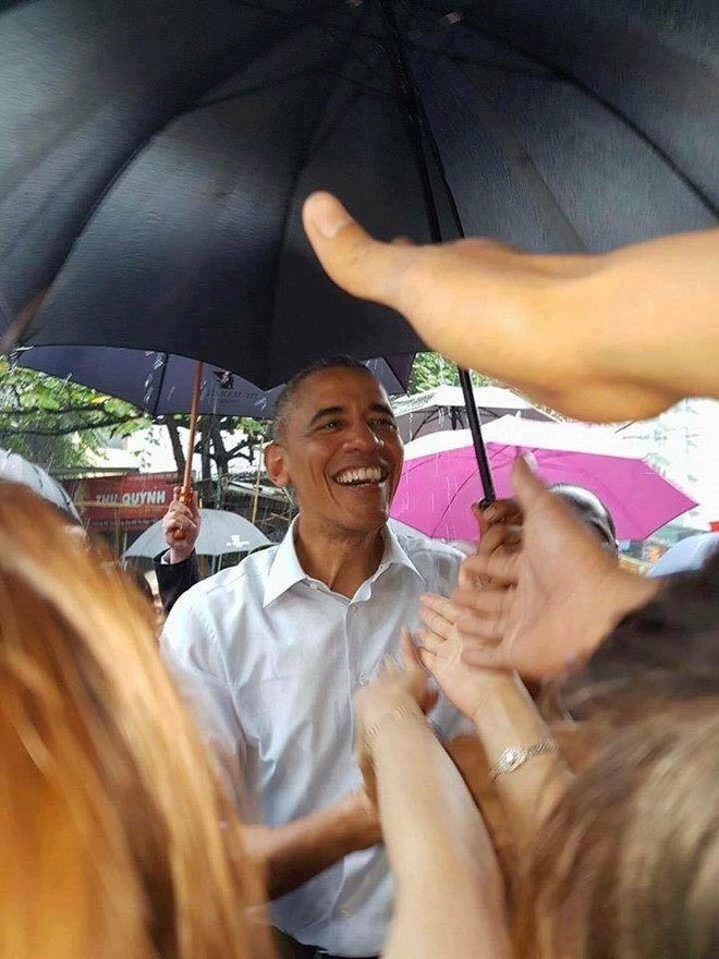 Những hình ảnh ấn tượng nhất của Tổng thống Obama trong 3 ngày ở Việt Nam - Ảnh 5.