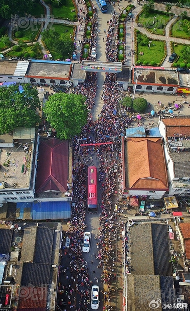 Hàng chục ngàn phụ huynh Trung Quốc tiễn con lên đường đi thi Đại học - Ảnh 1.