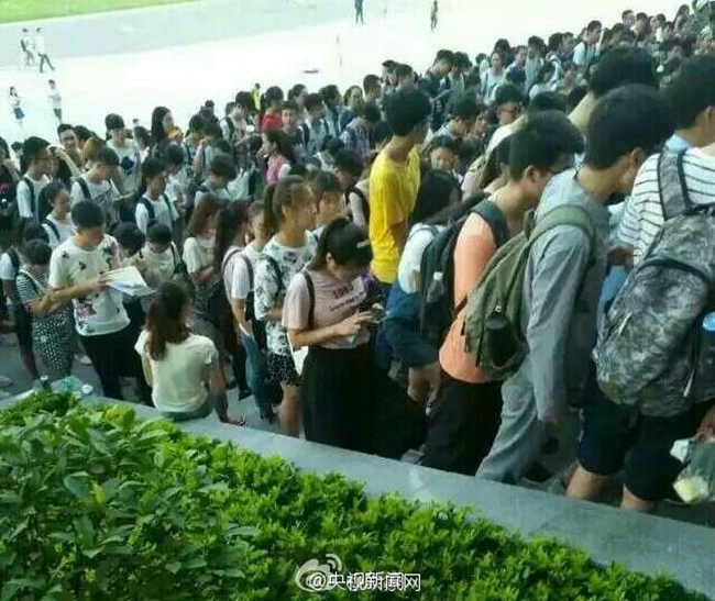 Trung Quốc: Phát ngốt với cuộc chiến giành chỗ tránh nóng ở thư viện trường - Ảnh 1.