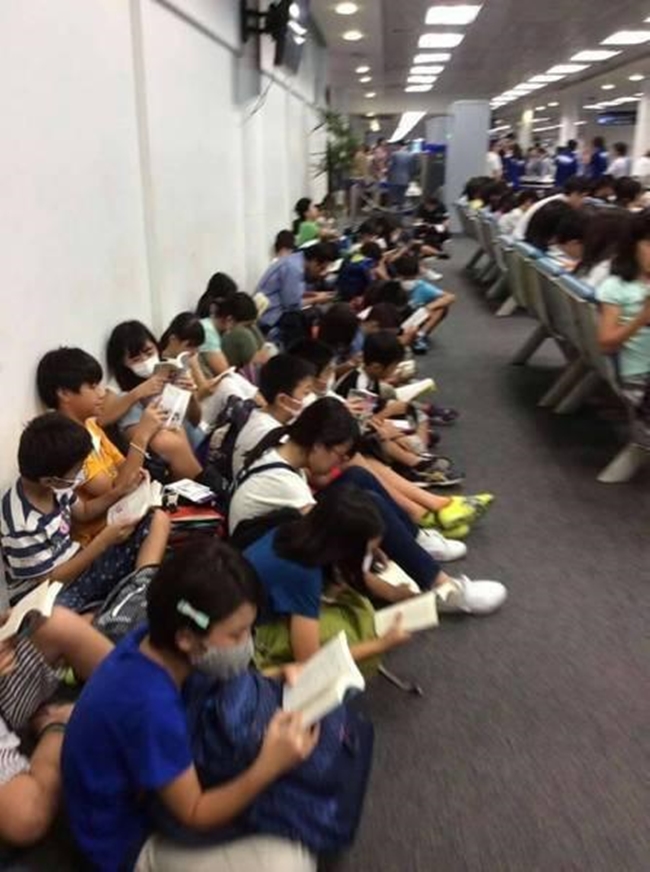 Chăm chú đọc sách ở sân bay Nhật, nhóm học sinh Trung Quốc khiến chính người dân nước này phải kinh ngạc - Ảnh 4.