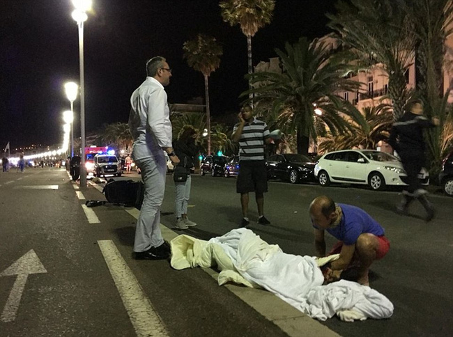 Pháp bước đầu xác định danh tính nghi phạm lao xe vào đám đông ở Nice - Ảnh 1.