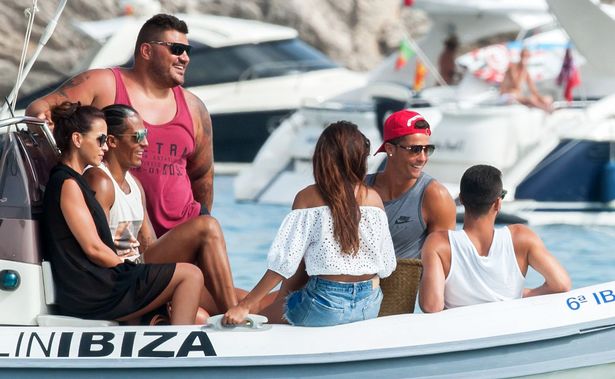 B&oacute;ng hồng b&iacute; ẩn thư gi&atilde;n tr&ecirc;n du thuyền của Ronaldo - Ảnh 1.