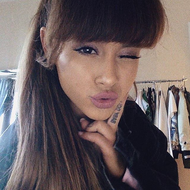 Ariana Grande khoét thủng mũ lưỡi trai để vừa đội được mũ vừa diện được tóc đuôi ngựa - Ảnh 7.