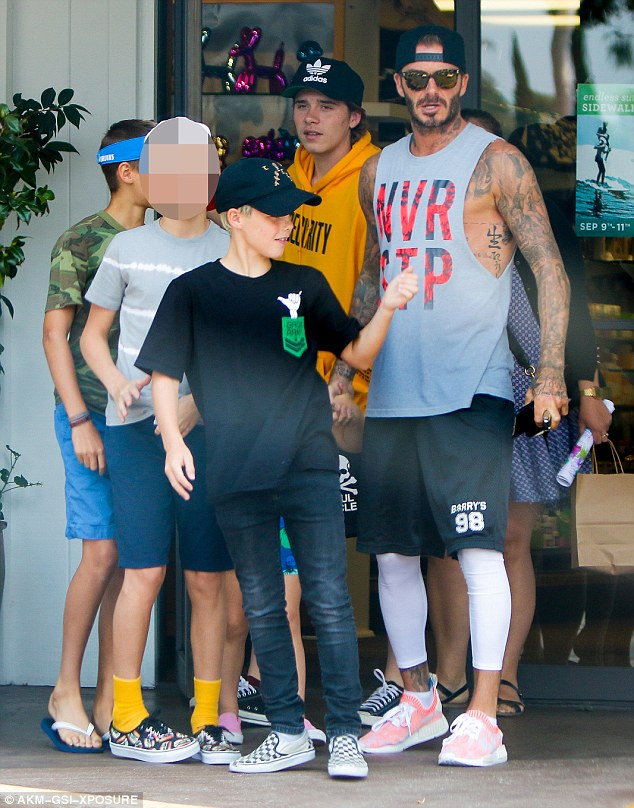 Harper mút kẹo đáng yêu, Cruz xuất hiện điển trai bên bố Beckham và các anh - Ảnh 4.