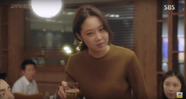“Jealousy Incarnate”: Gong Hyo Jin thay mặt Jo Jung Suk mà uống cả bàn rượu - Ảnh 4.