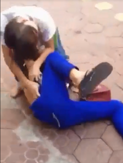 Xôn xao clip cô gái bị đánh ghen, lột đồ ở Phố Nối - Hưng Yên - Ảnh 2.