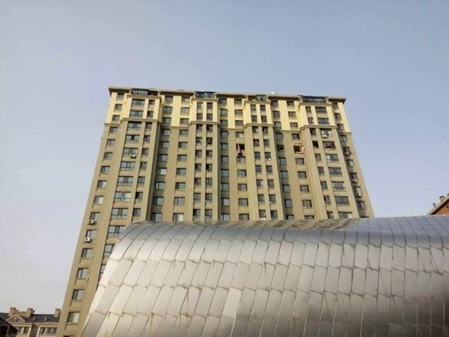 Trung Quốc: Nổ khu dân cư, 3 người bắn từ tầng 14 xuống đất chết thảm - Ảnh 2.