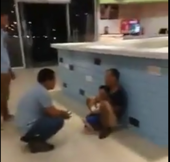 Clip: Bé trai hoảng loạn gào khóc khi bị người đàn ông khống chế trong siêu thị tại Hà Nội - Ảnh 3.
